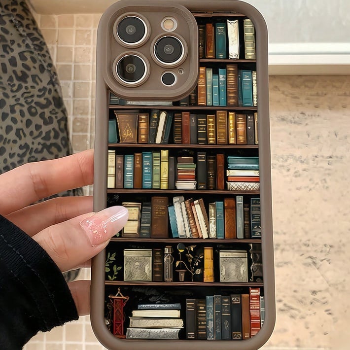 🔥NYHET 2025📚📱TPU-telefondeksel med tegneserie- og bokhyllemønster