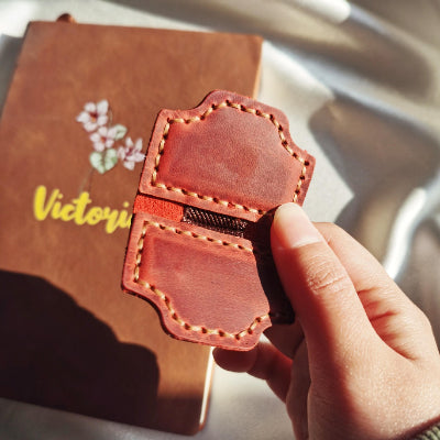 Personlig magnetisk pennholder i skinn, bokmerke