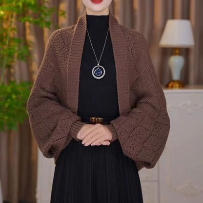 Moteriktig, uthulet strikket sjalfrakk