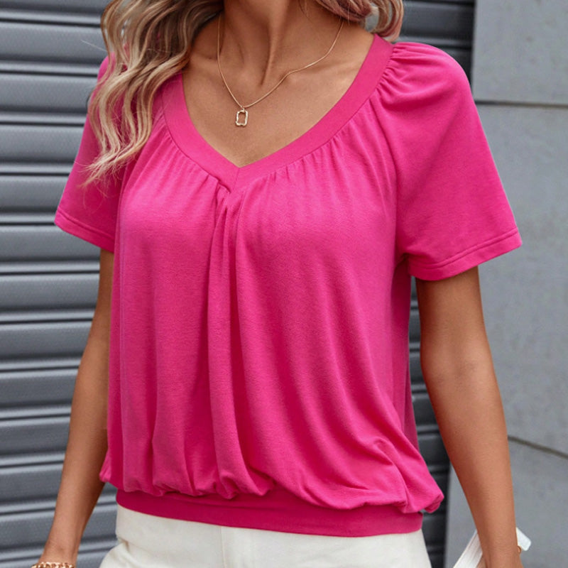 Avslappet plissert skjorte for kvinner med kort V-hals