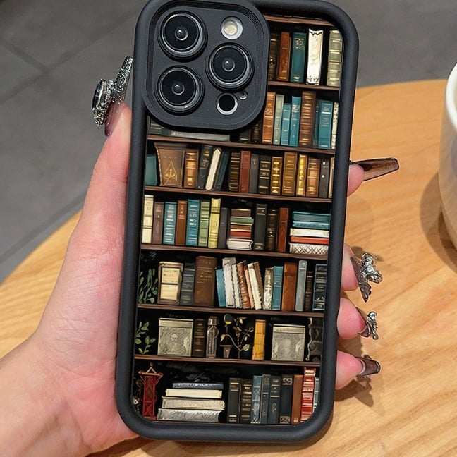 🔥NYHET 2025📚📱TPU-telefondeksel med tegneserie- og bokhyllemønster