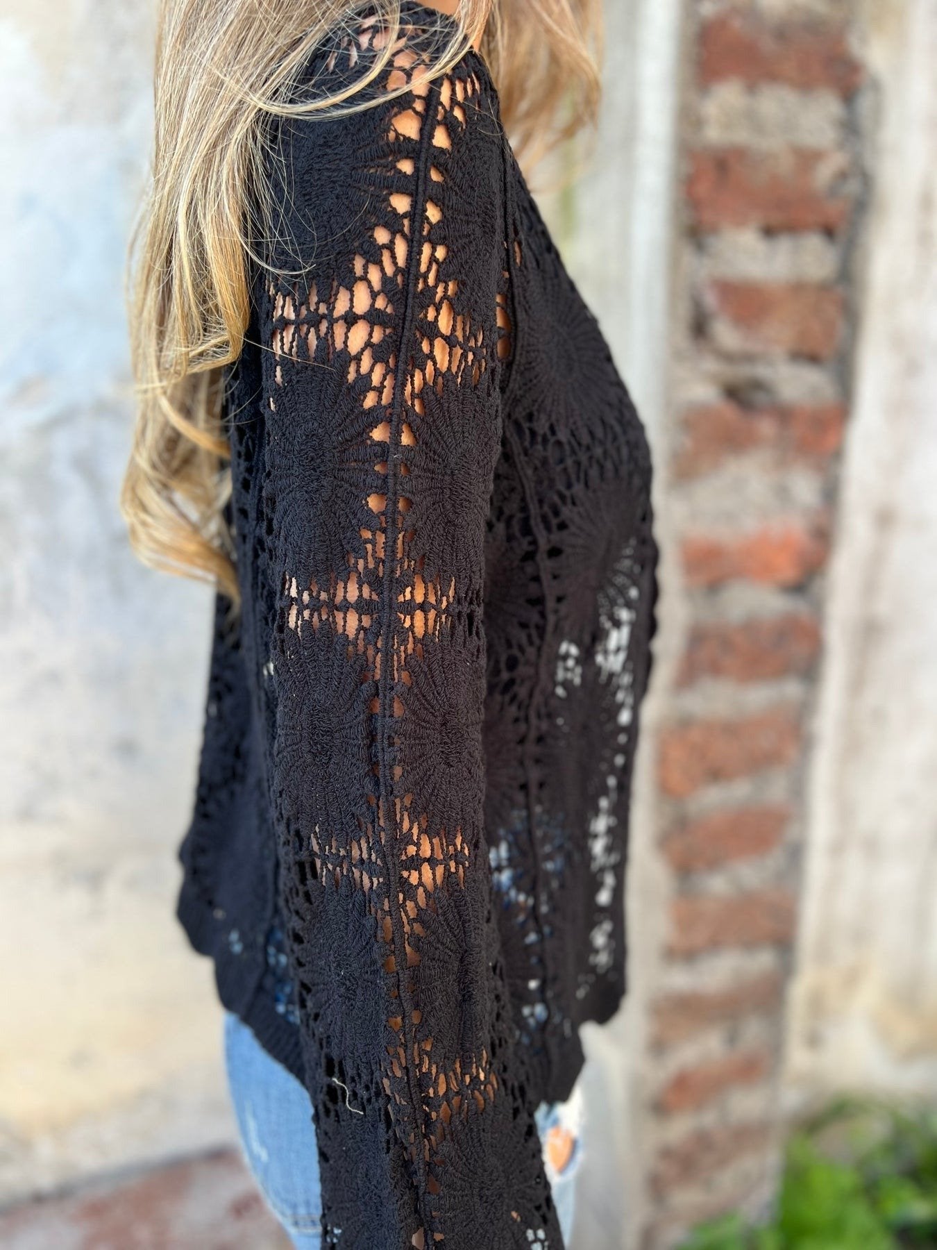 💥Langermet topp med brodert V-hals og knapper, de beste gavene