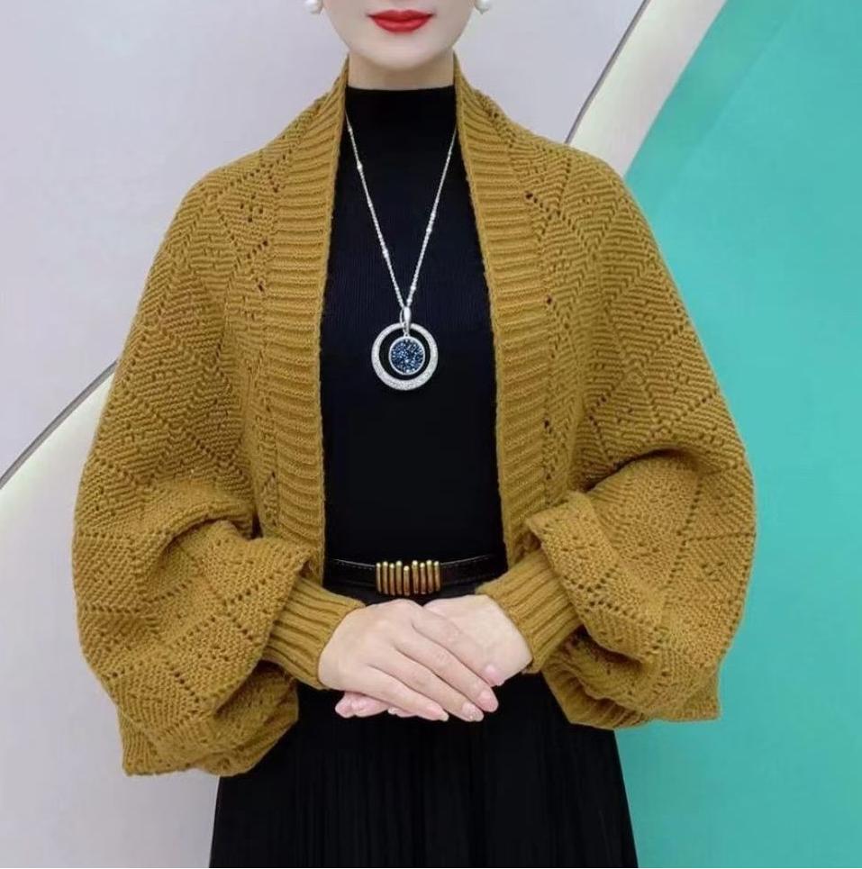 Moteriktig, uthulet strikket sjalfrakk