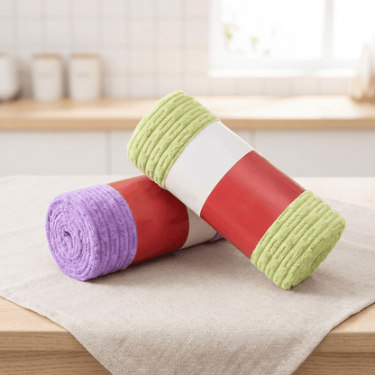 Absorbierendes und fusselfreies Haushaltstuch: nimmt Ölflecken schnell auf.