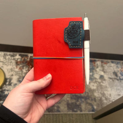 Personlig magnetisk pennholder i skinn, bokmerke