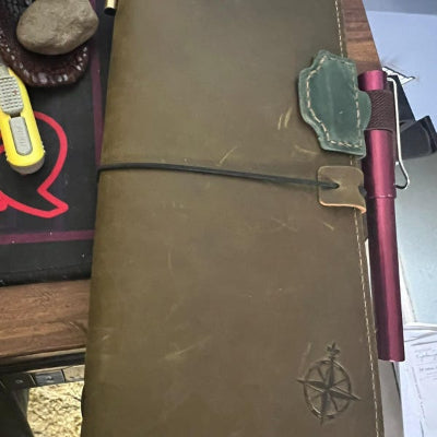 Personlig magnetisk pennholder i skinn, bokmerke