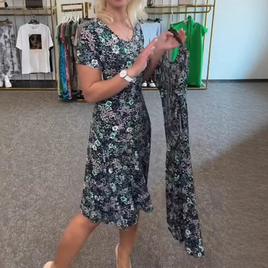 Damekjole med rund hals og blomstertrykk