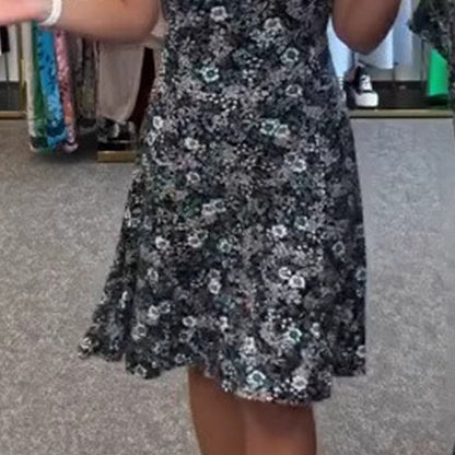 Damekjole med rund hals og blomstertrykk