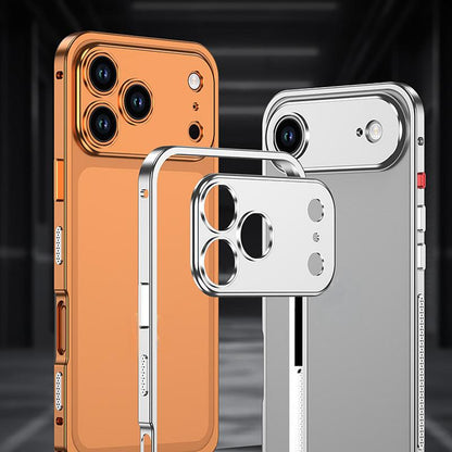 iPhone-Hülle mit blankem Metallrahmen, Wärmeableitungsfunktion und Seepferdchen-Schnalle